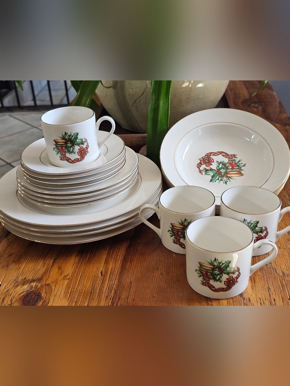 Vintage (90's) Sonata Fine Porcelain (NOEL) Holiday Dinner Set.  20 Pieces